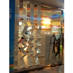櫥窗金屬造型展示架 - 振揚金屬設計工程行