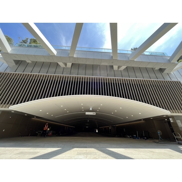 國父紀念館連通大巨蛋地下通廊-弧型鋁包板&鋁格柵 國父紀念館連通大巨蛋地下通廊-弧型鋁包板&鋁格柵
