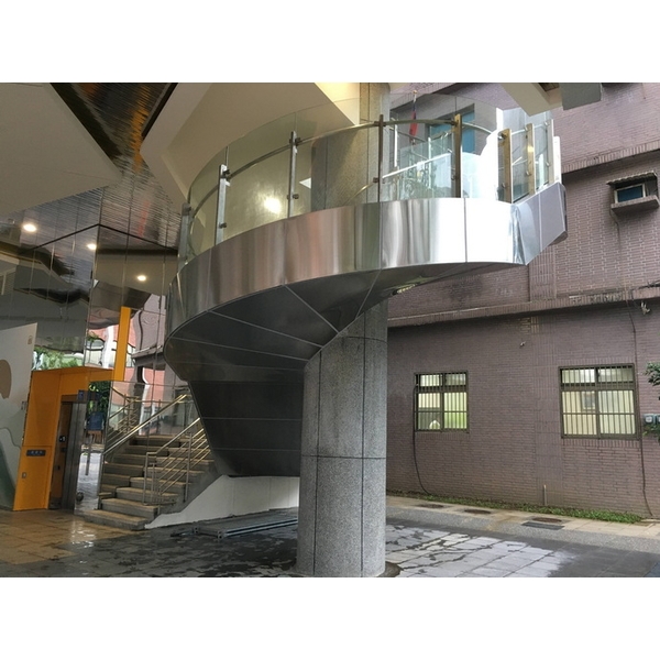 弧型包板鋼梯