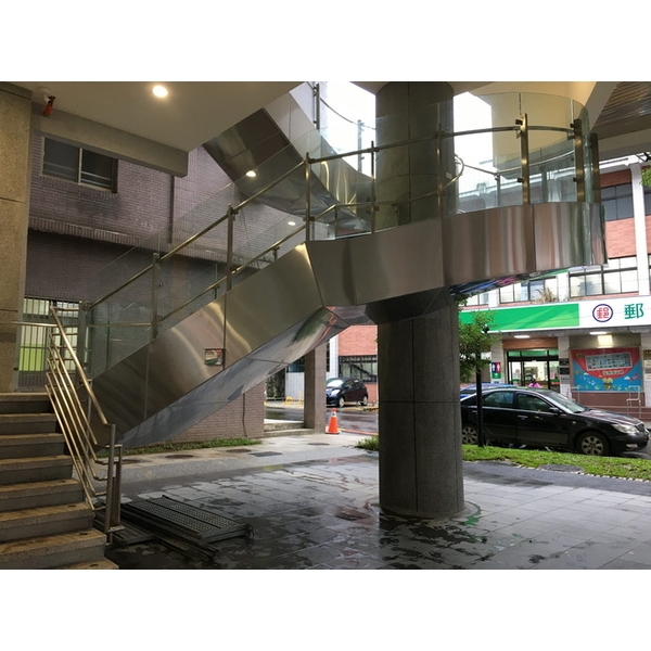 弧型包板鋼梯