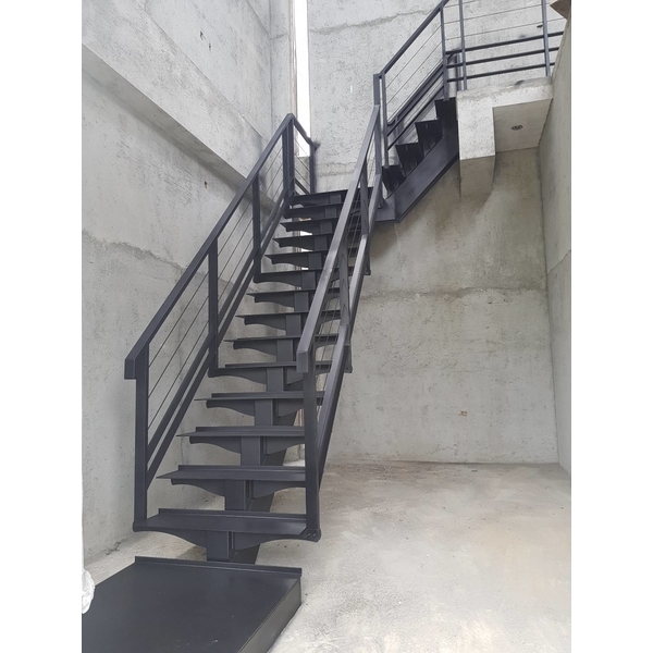鋼梯