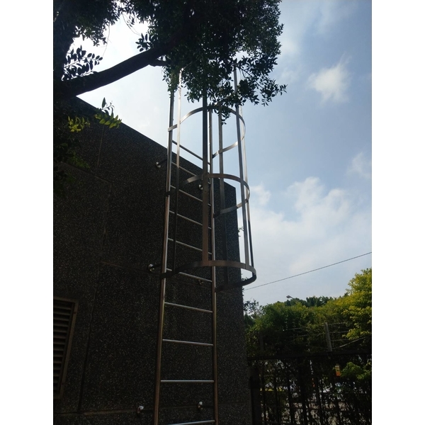 安全爬梯