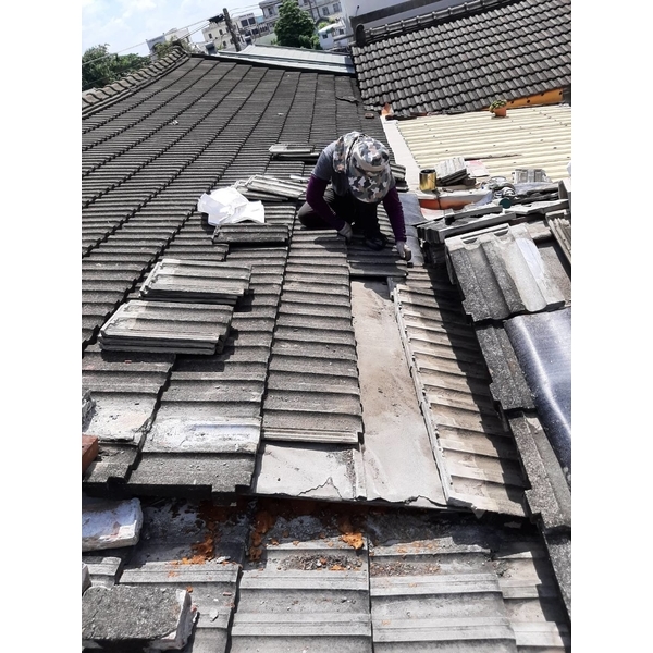 治療屋頂接縫施工中 治療屋頂接縫施工中