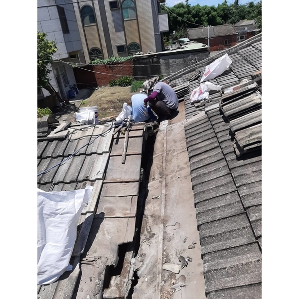 治療屋頂接縫施工中