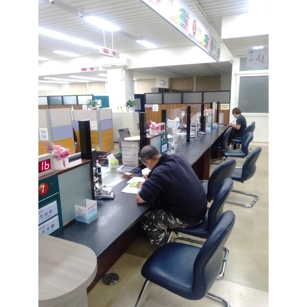 台中市西屯戶政事務所櫃台防疫压克力隔板施工-宗冠廣告設計社