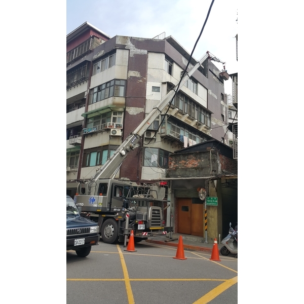 外牆舉臂車吊掛防水施作及磁磚修補-永效防水工程行