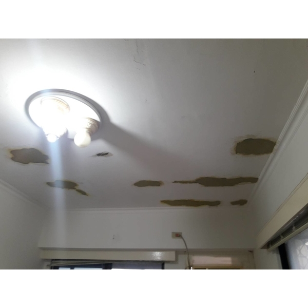 鋼筋外露，epoxy 樹脂砂漿批覆補強