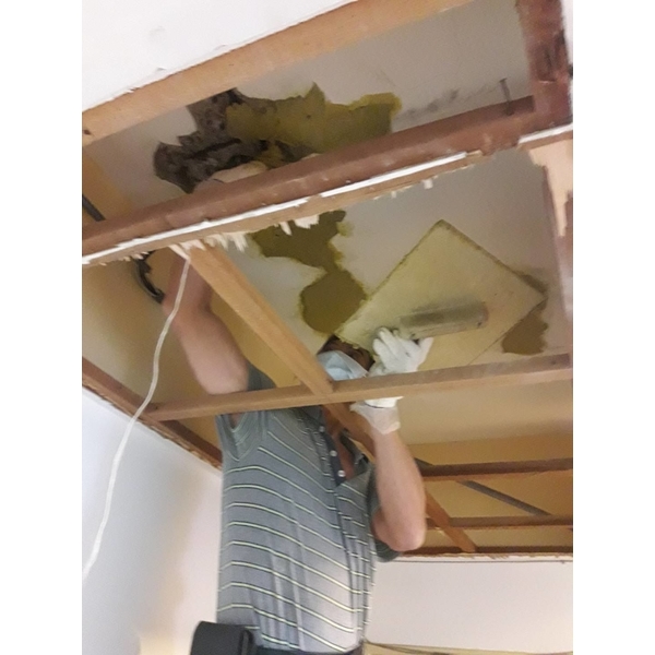 鋼筋外露，epoxy 樹脂砂漿批覆補強