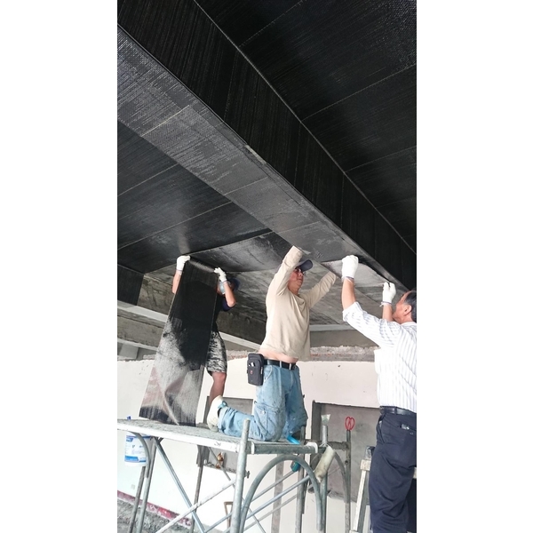 平頂鋼筋外露epoxy砂漿批覆補強，貼碳纖維布補強