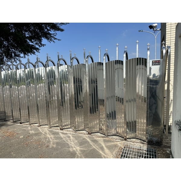 不銹鋼電動伸縮門-斜背全密加劍尾型式-咏達企業行
