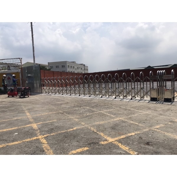 圓型透空雙開電動大門-咏達企業行