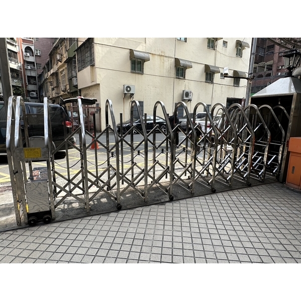 高度152公分斜背透空式-電動伸縮門