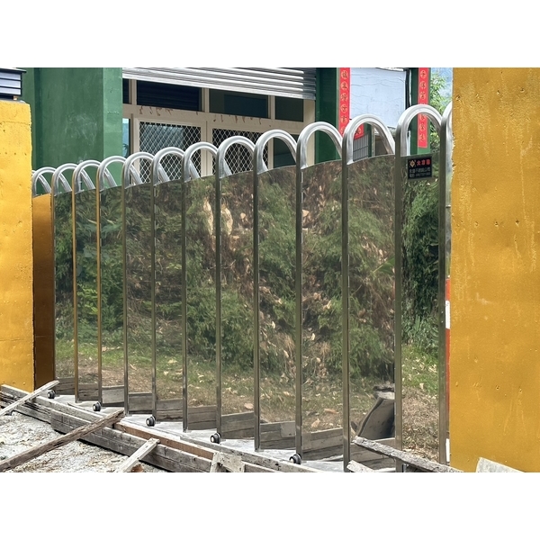 高度152公分斜背全密式-電動伸縮門-咏達企業行