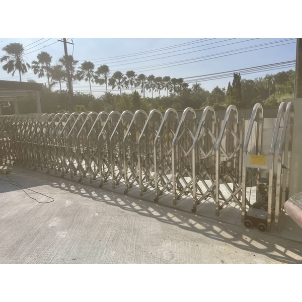 電動伸縮門-斜背全密下方裸空式2張-咏達企業行