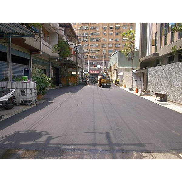 柏油道路瀝青舖設完工 柏油道路瀝青舖設完工