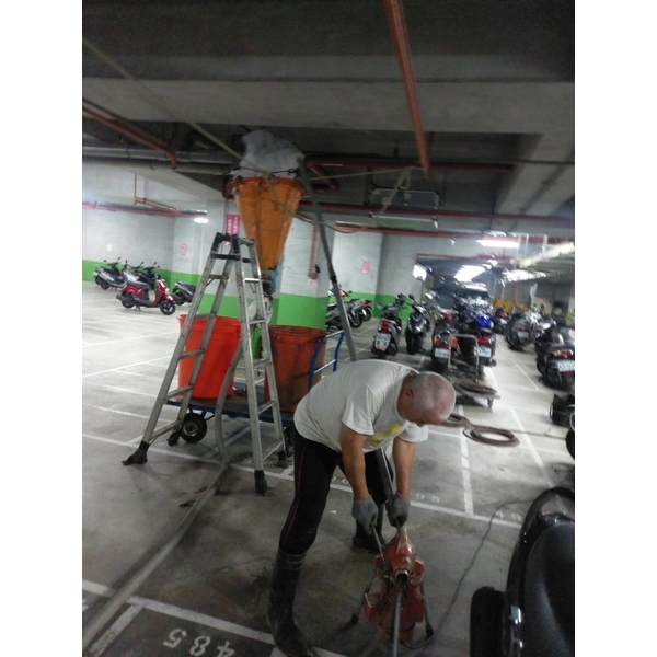 永和某社區水平吊管施工照