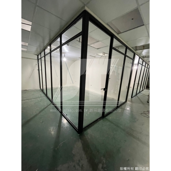 辦公室鋁合金隔間鋁框玻璃門工程-昕采玻璃有限公司