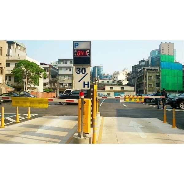 成大-東門街 NB-7074303S尚有車位燈箱-碩立停車設備股份有限公司