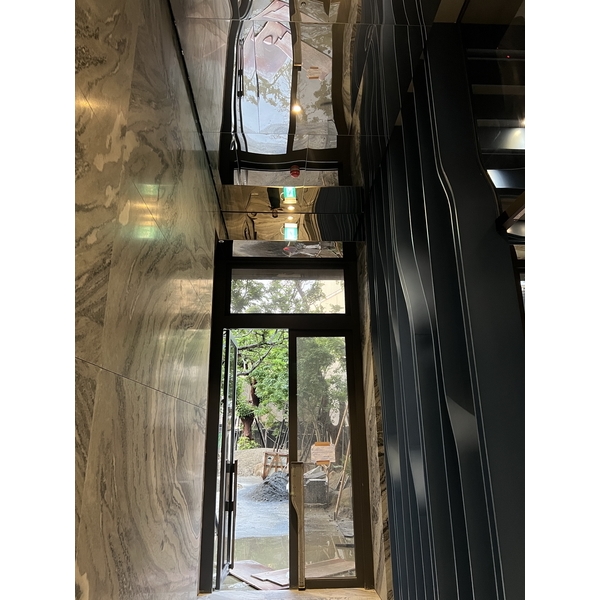 玻璃門+不鏽鋼鏡面天花板-高米金屬鍛造有限公司