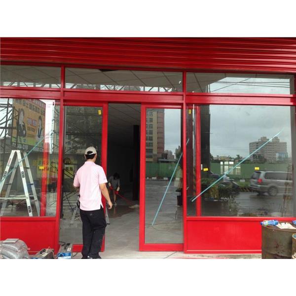烤漆紅鋁製雙開自動門-施工後 烤漆紅鋁製雙開自動門-施工後