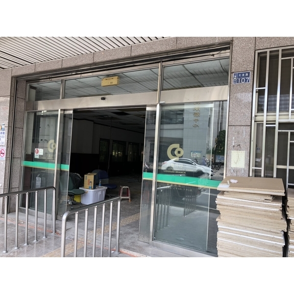 雙開式自動門 改成重疊門( 動線更順暢)