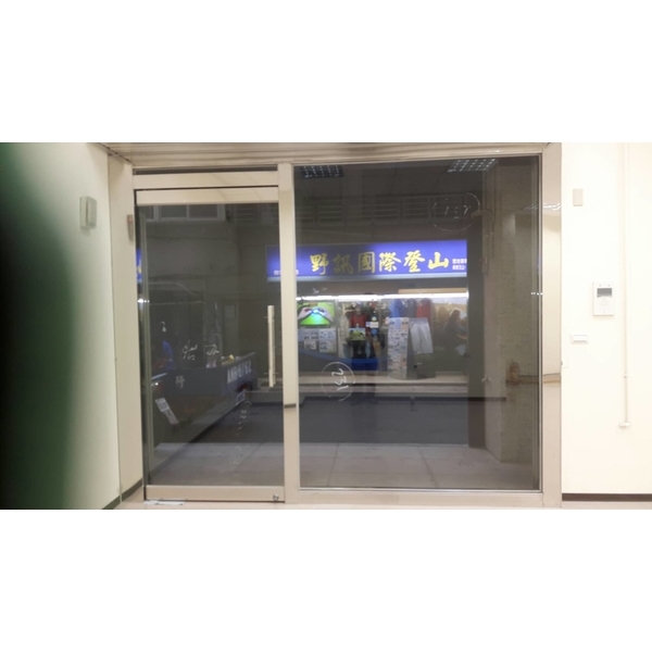 鋁製店面門. 鋁製店面門.
