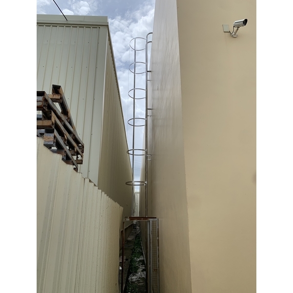 不鏽鋼爬梯-育鴻工程行