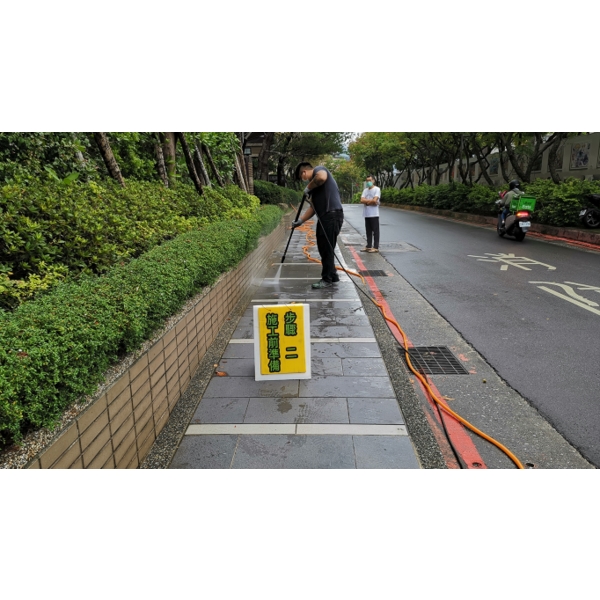 人行道斜坡止滑改善工程 (1)