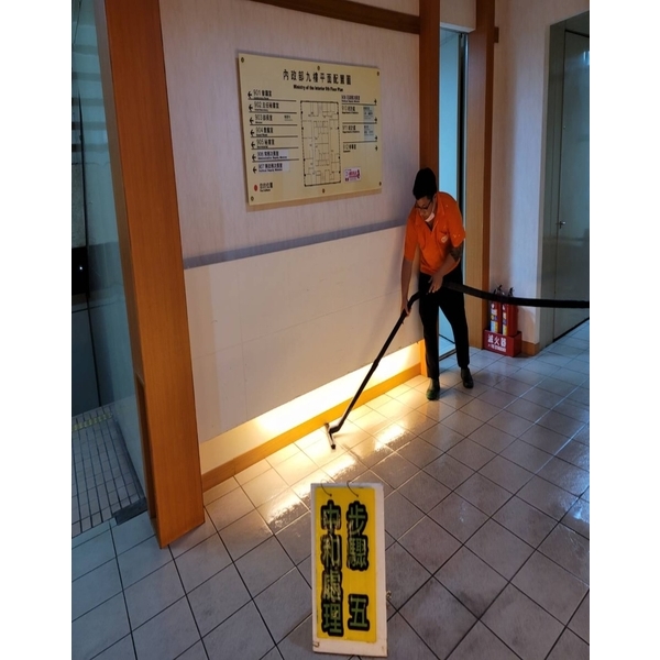 廁所及廊道止滑劑施工