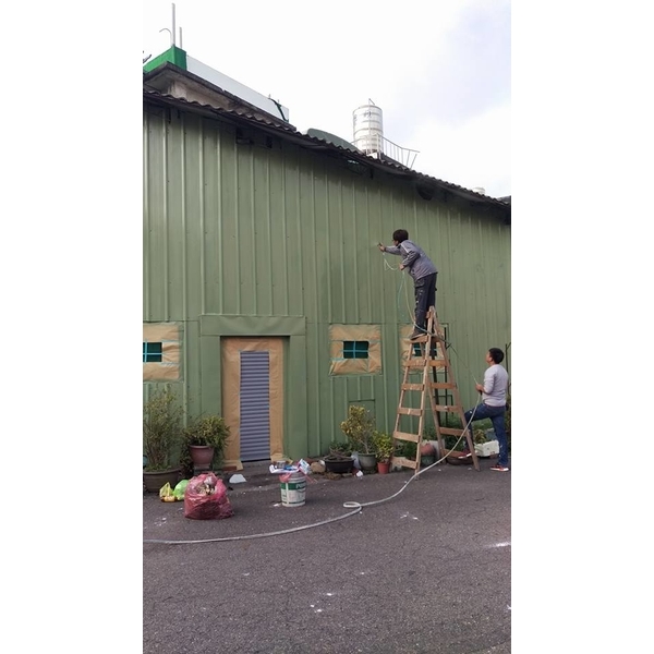外牆防水，欄杆除鏽上漆，鐵皮噴漆，鐵門噴漆-立群油漆工程行