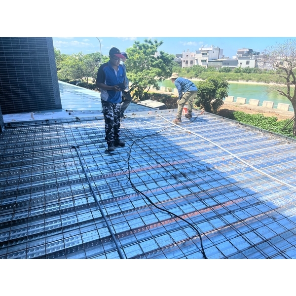 2樓平台水泥灌柱 2樓平台水泥灌柱