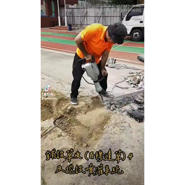 鋪設草皮(百慕達草)4及挖設噴灌系統 鋪設草皮(百慕達草)4及挖設噴灌系統
