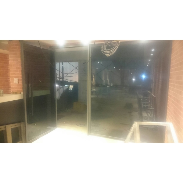 地鉸鍊門