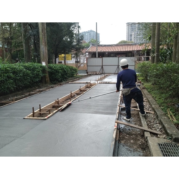 整體粉光(植物園人行道,刷毛)-一虢有限公司