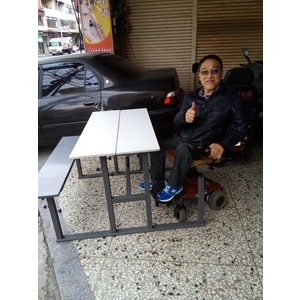 無障礙愛心連體桌椅-通好行