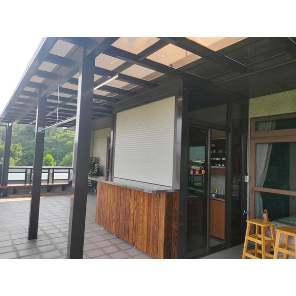 防颱捲門窗(業主為抗強風大雨侵襲,特加裝防颱捲門窗) 防颱捲門窗(業主為抗強風大雨侵襲,特加裝防颱捲門窗)