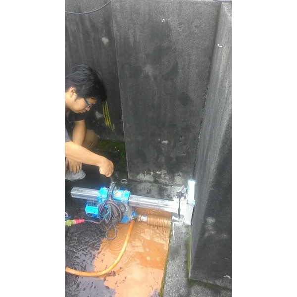 牆壁鑽孔 牆壁鑽孔