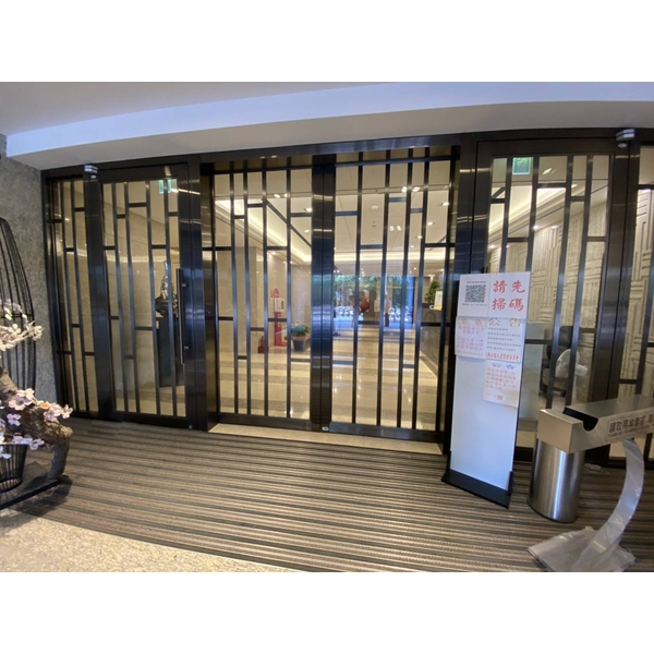 三扇各開重疊自動門 2張 三扇各開重疊自動門 2張
