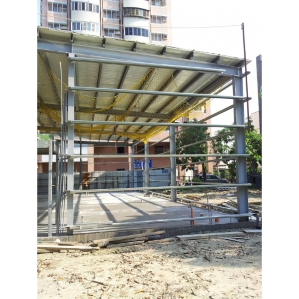 鐵屋新建施工中 鐵屋新建施工中