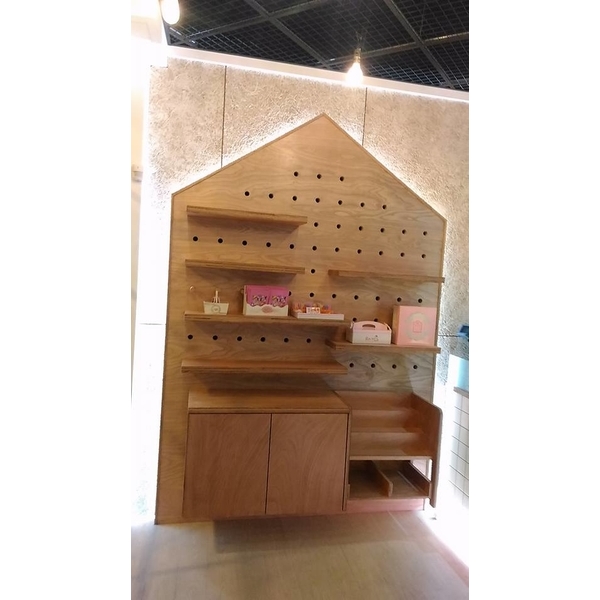 主牆烤漆/ 展示木櫃顯紋漆/全室粉刷 主牆烤漆/ 展示木櫃顯紋漆/全室粉刷