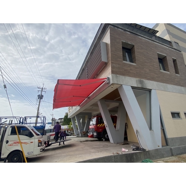 伸縮遮雨帆布