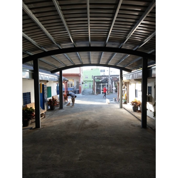 拱圓弧形屋頂雨遮-金界工程行