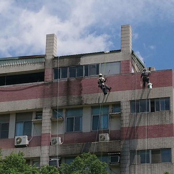 大樓外牆工業雙繩垂降清洗維護工程 大樓外牆工業雙繩垂降清洗維護工程