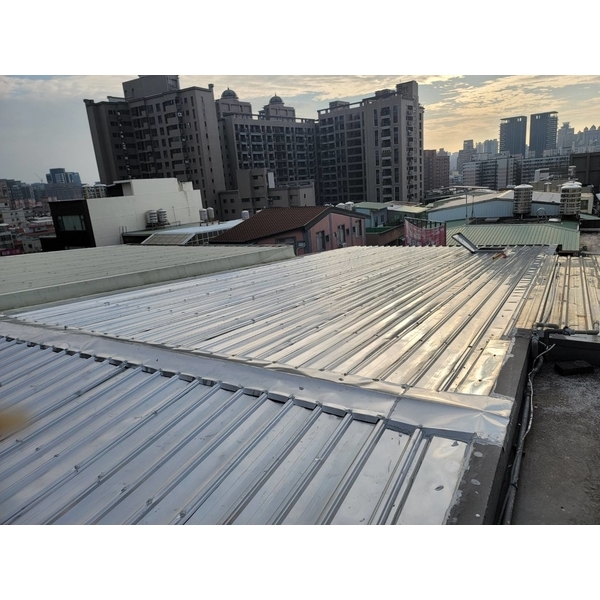 鐵皮屋頂加延白鐵浪板工程