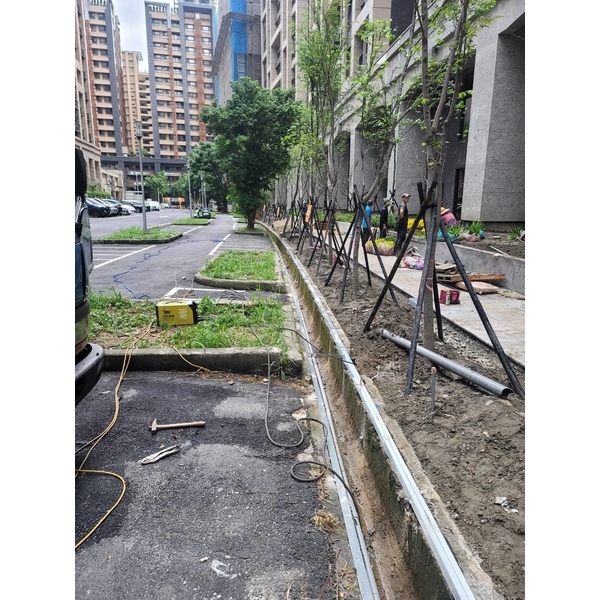 社區大樓周圍安裝水溝格柵 社區大樓周圍安裝水溝格柵