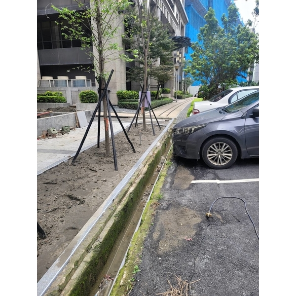 社區大樓周圍安裝水溝格柵
