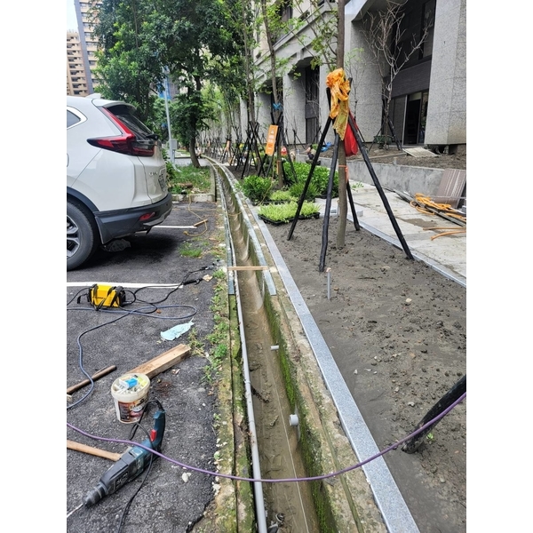 社區大樓周圍安裝水溝格柵