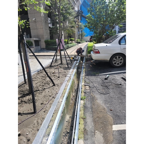 社區大樓周圍安裝水溝格柵-佳德金屬企業社
