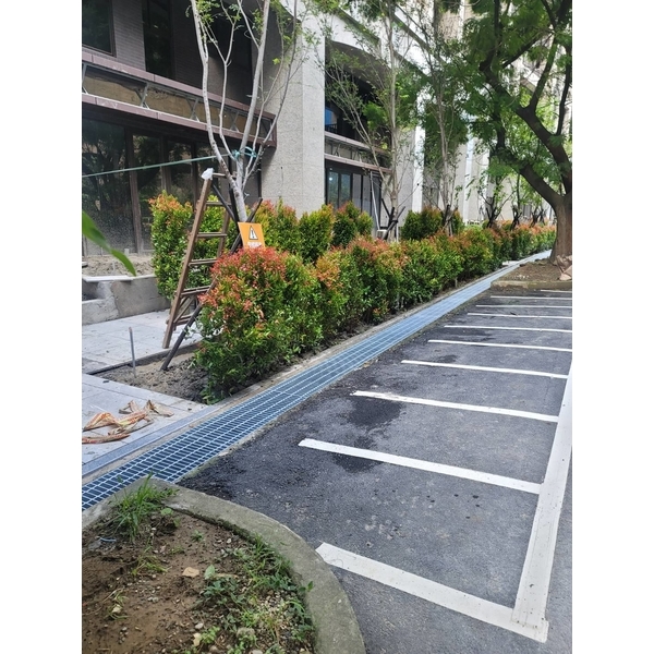 社區大樓周圍安裝水溝格柵