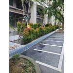 社區大樓周圍安裝水溝格柵